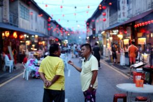 best-lens-for-street-photography-men-chatting